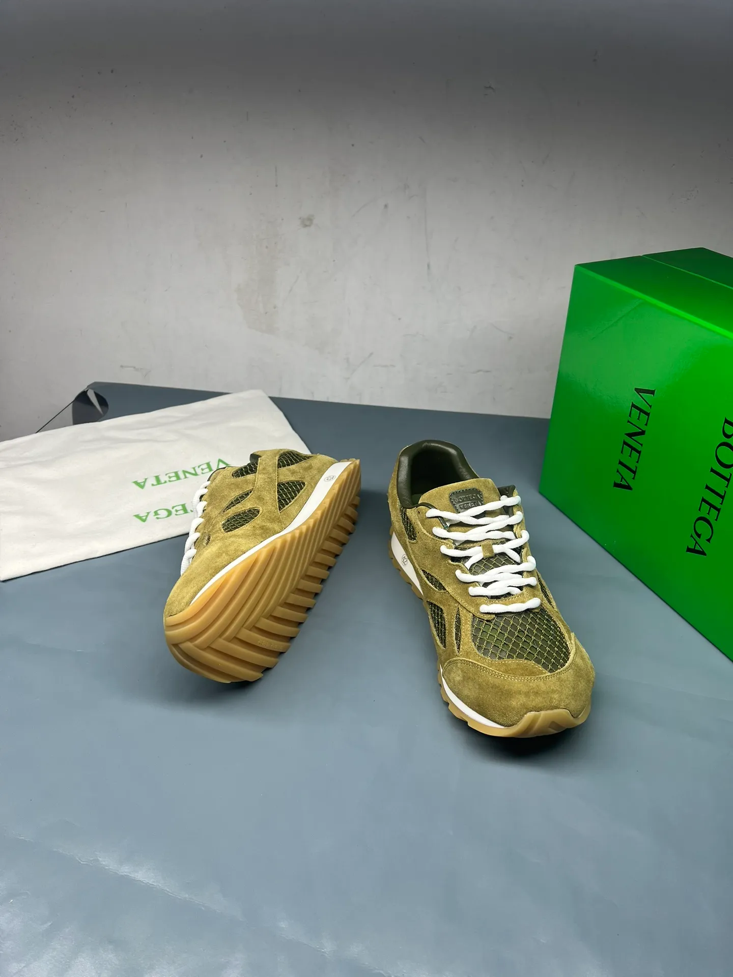 👟👟Ex-factory price 600👟👟 Men's size +10 Real photos 🔥🔥BV Orbit sneakers Wang Yibo's same style couple's dad shoes Runner sneakers, made of lightweight technical mesh fabric. Matched with geometric pattern designed rubber outsole, Wang Zha series high version. Look for the package technology. It is actually a lot taller, but the legs are still slim. Very nice, playable and durable. Matched to the standard💯 Package shoe technology. Look for the high version. The outsole is made of color-blocked TPU outsole. Women's model 35 36 37 38 39 40 41 42 (40 41 42 43 44 45 customized) (Customer logo can be accepted without refund or exchange at a favorable price) Equipped with original packaging